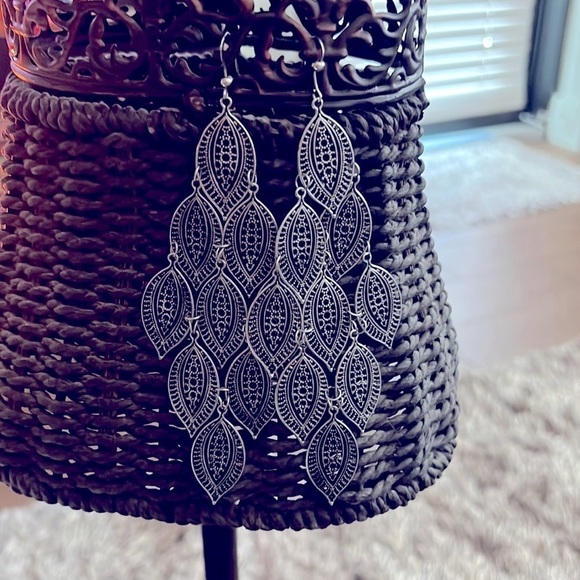 Boho 5 1/4” Silver Filagree Dangle Earrings! 🤩🛍️💕 - Picture 6 of 7